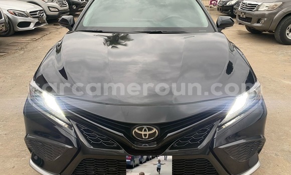 Sayi Na hannu Toyota Camry Black Mota in Douala a Ƙasar Kamaru