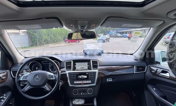 Sayi Na hannu Mercedes‒Benz ML–Class White Mota in Douala a Ƙasar Kamaru Sayi Na hannu Mercedes‒Benz ML–Class White Mota in Douala a Ƙasar Kamaru