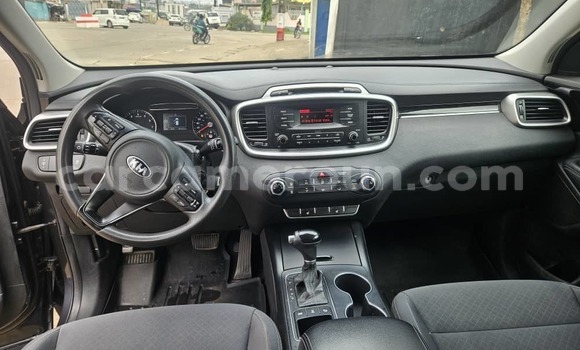 Sayi Imported Kia Sorento Azurfa Mota in Douala a Ƙasar Kamaru Sayi Imported Kia Sorento Azurfa Mota in Douala a Ƙasar Kamaru