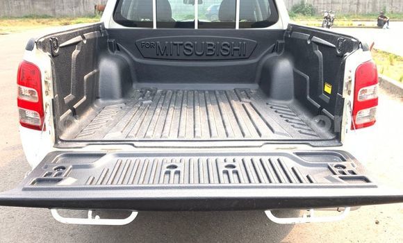 Acheter Occasion Voiture Mitsubishi L200 Blanc à Douala, Littoral Cameroon Acheter Occasion Voiture Mitsubishi L200 Blanc à Douala, Littoral Cameroon