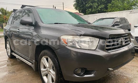 Sayi Imported Toyota Highlander Azurfa Mota in Douala a Ƙasar Kamaru
