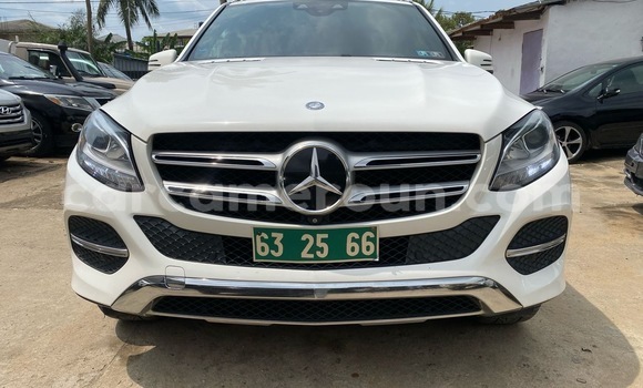 Sayi Imported Mercedes‒Benz GLE White Mota in Douala a Ƙasar Kamaru