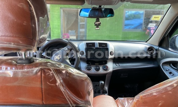 Sayi Na hannu Toyota RAV4 Azurfa Mota in Douala a Ƙasar Kamaru Sayi Na hannu Toyota RAV4 Azurfa Mota in Douala a Ƙasar Kamaru