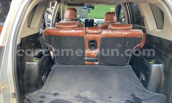 Sayi Na hannu Toyota RAV4 Azurfa Mota in Douala a Ƙasar Kamaru Sayi Na hannu Toyota RAV4 Azurfa Mota in Douala a Ƙasar Kamaru