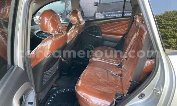 Sayi Na hannu Toyota RAV4 Azurfa Mota in Douala a Ƙasar Kamaru Sayi Na hannu Toyota RAV4 Azurfa Mota in Douala a Ƙasar Kamaru