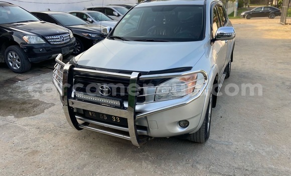 Sayi Na hannu Toyota RAV4 Azurfa Mota in Douala a Ƙasar Kamaru Sayi Na hannu Toyota RAV4 Azurfa Mota in Douala a Ƙasar Kamaru