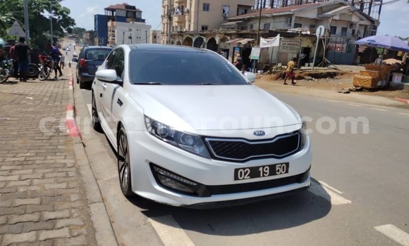 Sayi Sabo Kia K5 White Mota in Douala a Ƙasar Kamaru Sayi Sabo Kia K5 White Mota in Douala a Ƙasar Kamaru