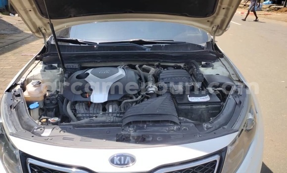 Sayi Sabo Kia K5 White Mota in Douala a Ƙasar Kamaru Sayi Sabo Kia K5 White Mota in Douala a Ƙasar Kamaru