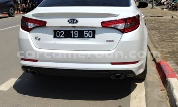 Sayi Sabo Kia K5 White Mota in Douala a Ƙasar Kamaru Sayi Sabo Kia K5 White Mota in Douala a Ƙasar Kamaru