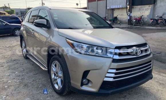 Buy Used Toyota Highlander Beige Car in Douala in Littoral Cameroon