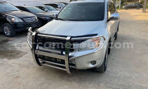 Sayi Na hannu Toyota RAV4 Azurfa Mota in Douala a Ƙasar Kamaru