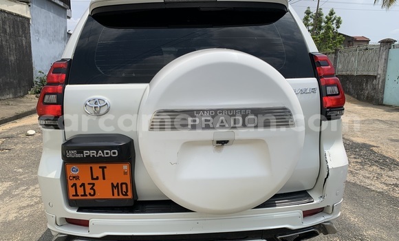 Sayi Na hannu Toyota Land Cruiser Prado White Mota in Douala a Ƙasar Kamaru Sayi Na hannu Toyota Land Cruiser Prado White Mota in Douala a Ƙasar Kamaru