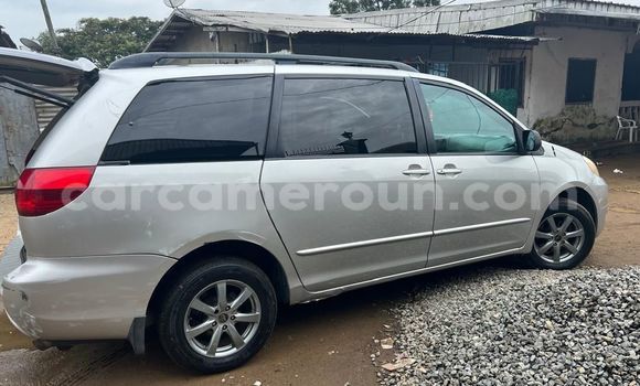 Sayi Imported Toyota Sienna M Mota in Douala a Ƙasar Kamaru