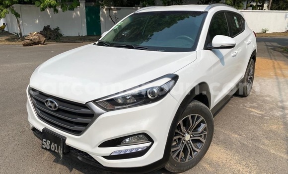 Sayi Sabo Hyundai Tucson White Mota in Douala a Ƙasar Kamaru