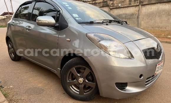 Sayi Na hannu Toyota Vitz Azurfa Mota in Yaounde a Babban Kamaru