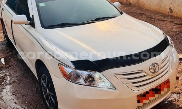 Sayi Na hannu Toyota Camry White Mota in Yaounde a Babban Kamaru