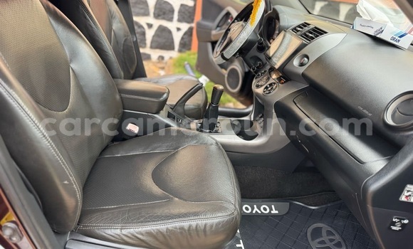 Sayi Na hannu Toyota RAV4 Brown Mota in Yaounde a Babban Kamaru Sayi Na hannu Toyota RAV4 Brown Mota in Yaounde a Babban Kamaru