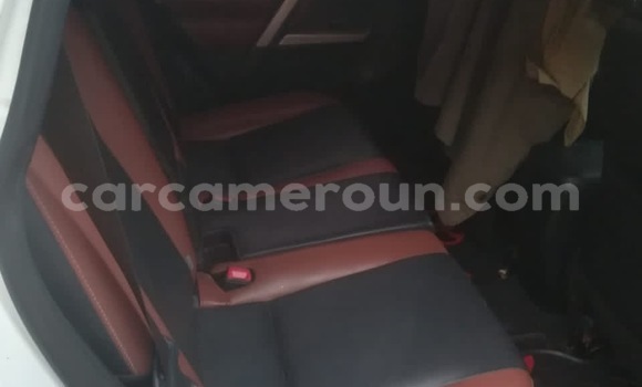 Sayi Na hannu Toyota RAV4 White Mota in Yaounde a Babban Kamaru Sayi Na hannu Toyota RAV4 White Mota in Yaounde a Babban Kamaru