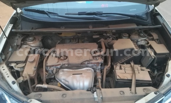 Sayi Na hannu Toyota RAV4 White Mota in Yaounde a Babban Kamaru Sayi Na hannu Toyota RAV4 White Mota in Yaounde a Babban Kamaru