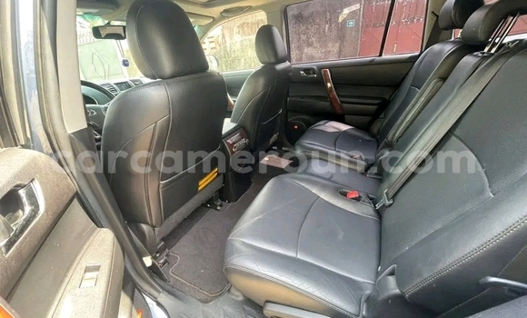 Sayi Imported Toyota Highlander Azurfa Mota in Douala a Ƙasar Kamaru Sayi Imported Toyota Highlander Azurfa Mota in Douala a Ƙasar Kamaru