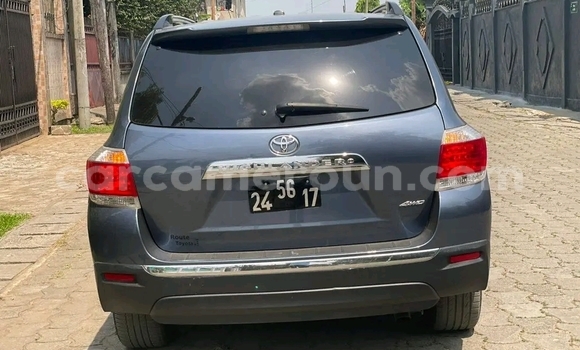 Sayi Imported Toyota Highlander Azurfa Mota in Douala a Ƙasar Kamaru Sayi Imported Toyota Highlander Azurfa Mota in Douala a Ƙasar Kamaru