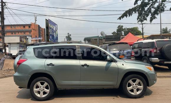 Sayi Imported Toyota RAV4 Azurfa Mota in Douala a Ƙasar Kamaru Sayi Imported Toyota RAV4 Azurfa Mota in Douala a Ƙasar Kamaru
