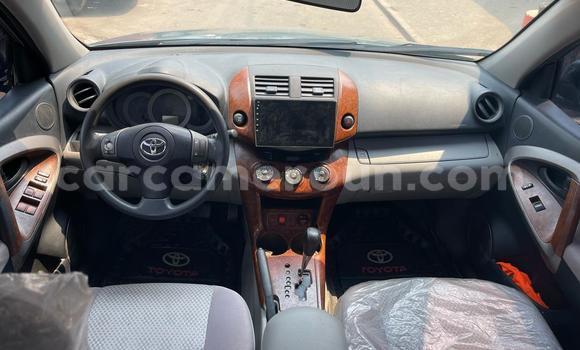 Sayi Imported Toyota RAV4 Azurfa Mota in Douala a Ƙasar Kamaru Sayi Imported Toyota RAV4 Azurfa Mota in Douala a Ƙasar Kamaru