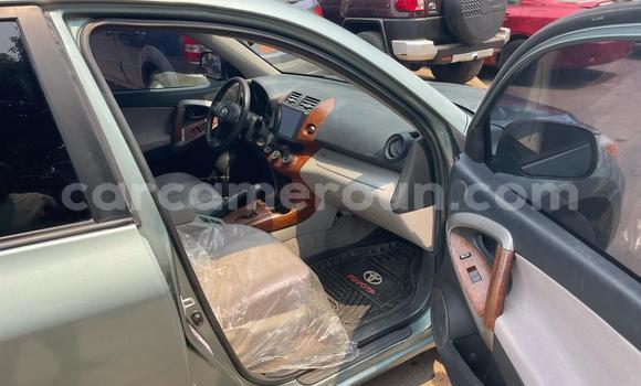 Sayi Imported Toyota RAV4 Azurfa Mota in Douala a Ƙasar Kamaru Sayi Imported Toyota RAV4 Azurfa Mota in Douala a Ƙasar Kamaru