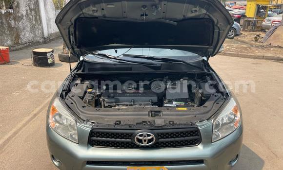 Sayi Imported Toyota RAV4 Azurfa Mota in Douala a Ƙasar Kamaru Sayi Imported Toyota RAV4 Azurfa Mota in Douala a Ƙasar Kamaru