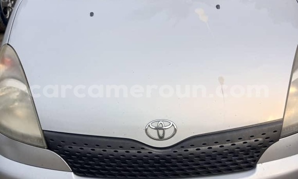 Sayi Na hannu Toyota Yaris Verso Azurfa Mota in Douala a Ƙasar Kamaru