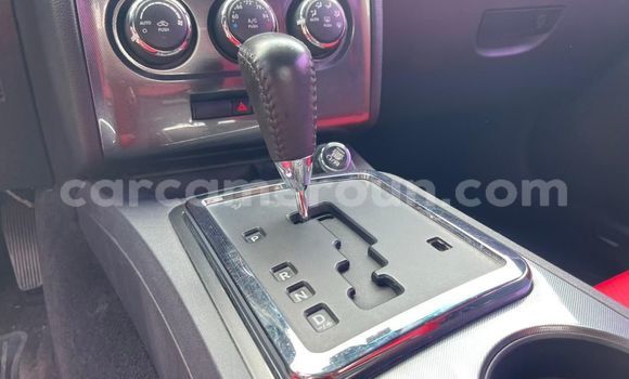 Sayi Na hannu Dodge Challenger White Mota in Douala a Ƙasar Kamaru Sayi Na hannu Dodge Challenger White Mota in Douala a Ƙasar Kamaru