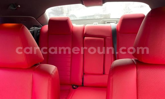 Sayi Na hannu Dodge Challenger White Mota in Douala a Ƙasar Kamaru Sayi Na hannu Dodge Challenger White Mota in Douala a Ƙasar Kamaru