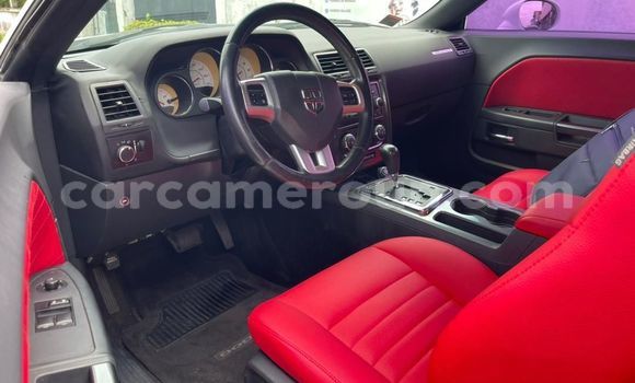 Sayi Na hannu Dodge Challenger White Mota in Douala a Ƙasar Kamaru Sayi Na hannu Dodge Challenger White Mota in Douala a Ƙasar Kamaru