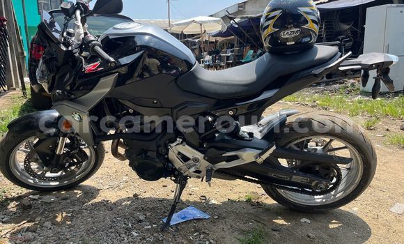 Sayi Na hannu BMW F 700 Black Motsi in Douala a Ƙasar Kamaru