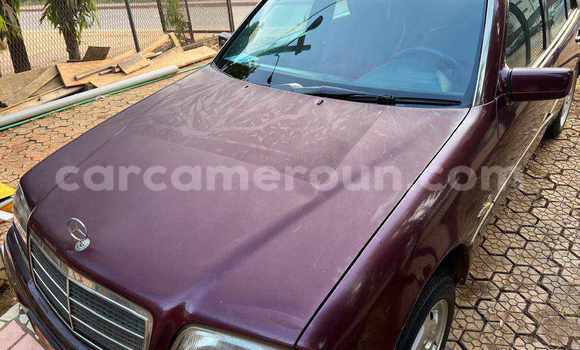 Sayi Na hannu Mercedes-Benz E200 Red Mota in Yaounde a Babban Kamaru