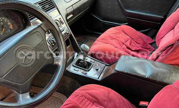 Acheter Occasion Voiture Mercedes-Benz E200 Rouge à Yaoundé, Central Cameroon Acheter Occasion Voiture Mercedes-Benz E200 Rouge à Yaoundé, Central Cameroon