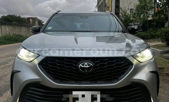 Sayi Imported Toyota Highlander Azurfa Mota in Douala a Ƙasar Kamaru