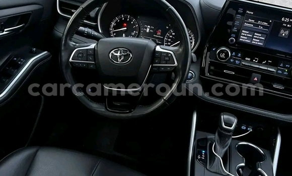 Sayi Imported Toyota Highlander Azurfa Mota in Douala a Ƙasar Kamaru Sayi Imported Toyota Highlander Azurfa Mota in Douala a Ƙasar Kamaru