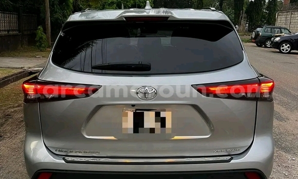 Sayi Imported Toyota Highlander Azurfa Mota in Douala a Ƙasar Kamaru Sayi Imported Toyota Highlander Azurfa Mota in Douala a Ƙasar Kamaru