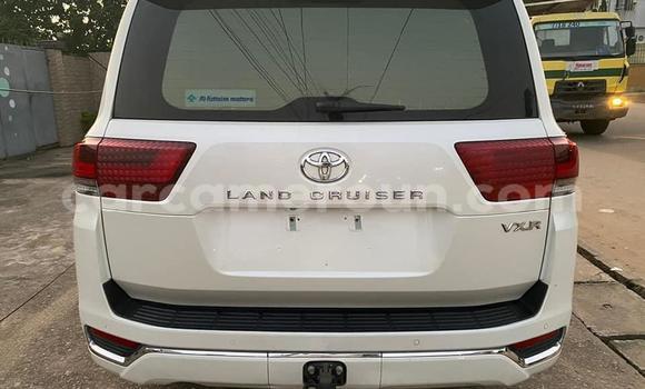Sayi Imported Toyota Land Cruiser White Mota in Douala a Ƙasar Kamaru Sayi Imported Toyota Land Cruiser White Mota in Douala a Ƙasar Kamaru