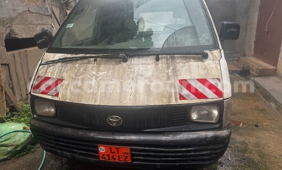 Sayi Na hannu Toyota Hiace White Mota in Douala a Ƙasar Kamaru