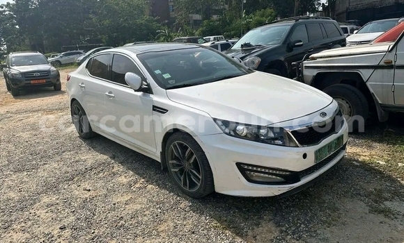 Sayi Imported Kia K5 White Mota in Douala a Ƙasar Kamaru