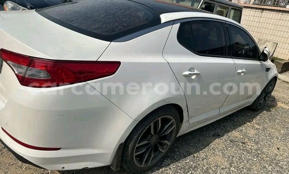 Sayi Imported Kia K5 White Mota in Douala a Ƙasar Kamaru Sayi Imported Kia K5 White Mota in Douala a Ƙasar Kamaru