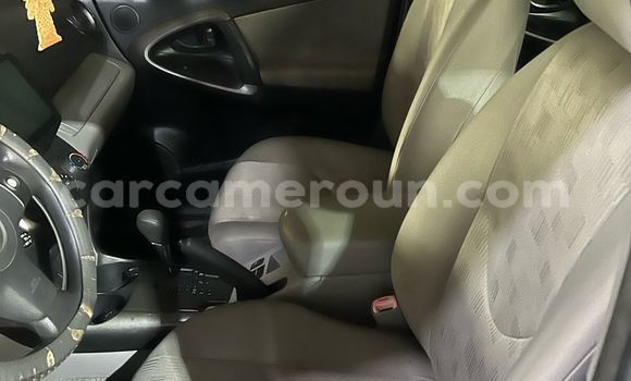 Sayi Na hannu Toyota RAV4 Black Mota in Douala a Ƙasar Kamaru Sayi Na hannu Toyota RAV4 Black Mota in Douala a Ƙasar Kamaru