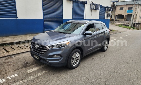 Sayi Imported Hyundai Tucson Azurfa Mota in Douala a Ƙasar Kamaru