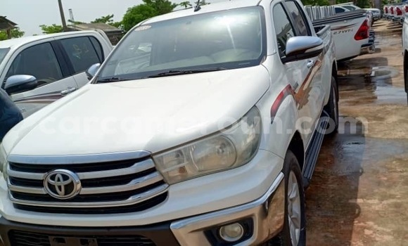 Sayi Imported Toyota Hilux White Mota in Douala a Ƙasar Kamaru