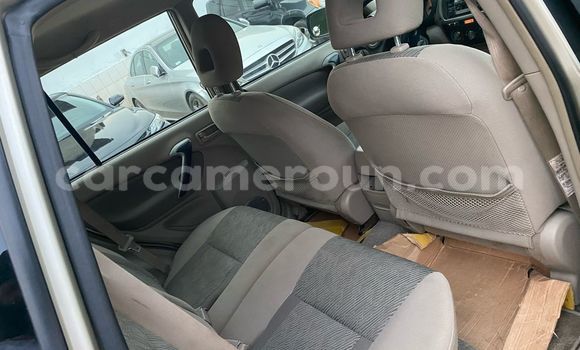 Sayi Imported Toyota RAV4 M Mota in Douala a Ƙasar Kamaru Sayi Imported Toyota RAV4 M Mota in Douala a Ƙasar Kamaru