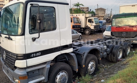 Acheter Occasion Utilitaire Mercedes‒Benz Truck Blanc à Douala, Littoral Cameroon