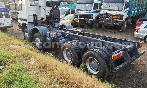 Sayi Na hannu Mercedes‒Benz Truck White Babbar mota in Douala a Ƙasar Kamaru Sayi Na hannu Mercedes‒Benz Truck White Babbar mota in Douala a Ƙasar Kamaru