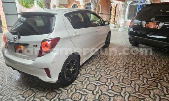 Sayi Na hannu Toyota Yaris White Mota in Douala a Ƙasar Kamaru